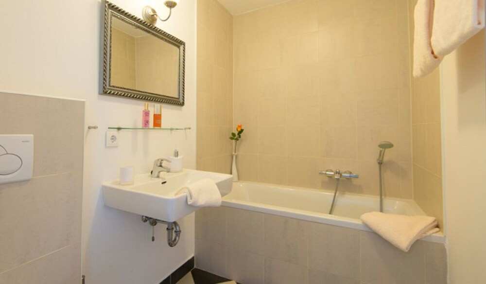 Deluxe Apartment, 2 Bedrooms, Mountain View (Final Cleaning Fee 90,00 EUR) - Bathroom