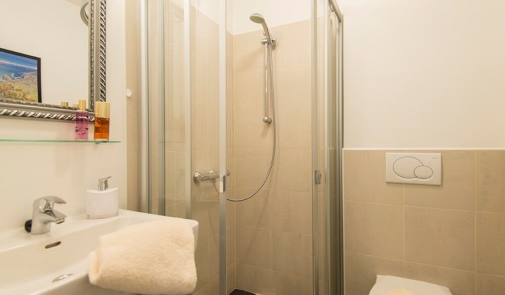 Standard Apartment, 3 Bedrooms, Mountain View (Final Cleaning Fee 100,00 EUR) - Bathroom