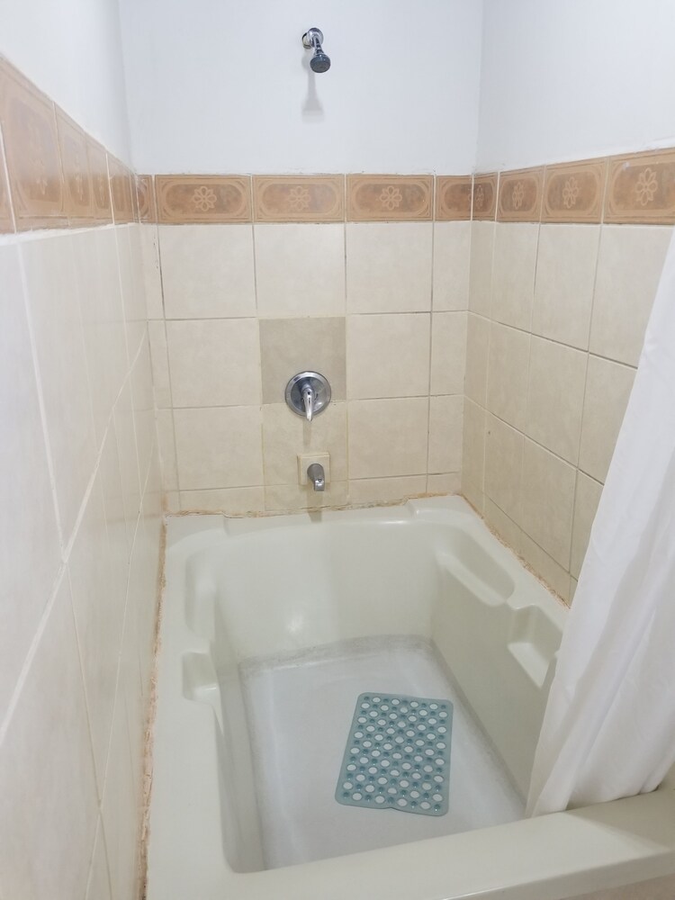 Deep Soaking Bathtub