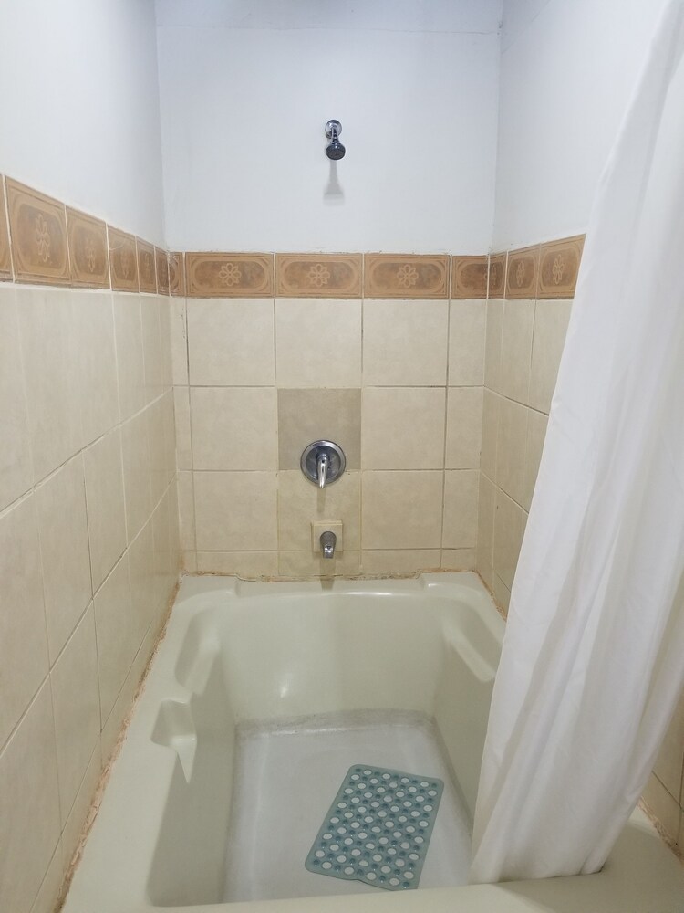 Deep Soaking Bathtub