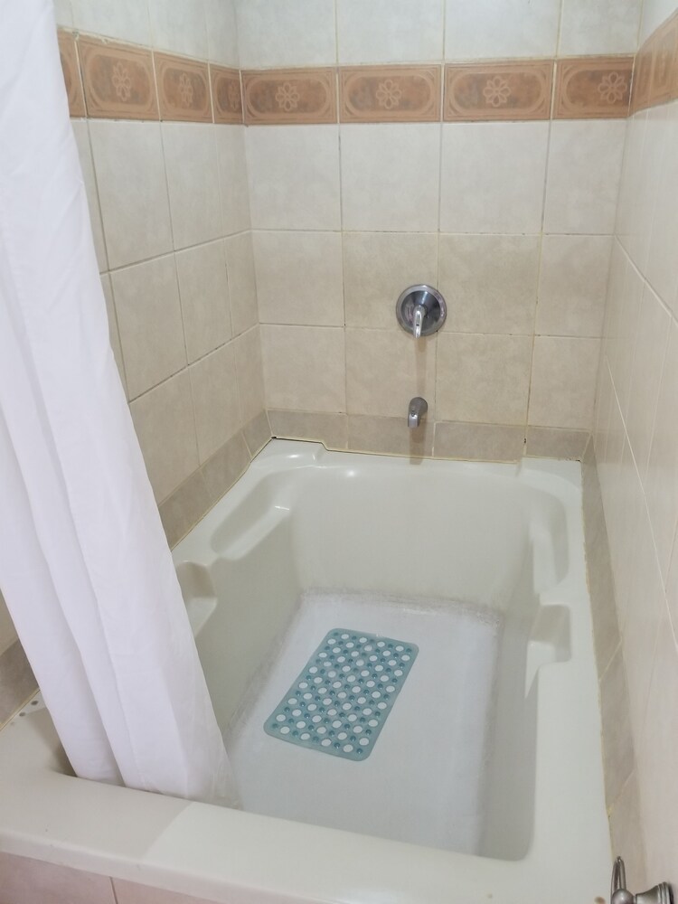 Deep Soaking Bathtub
