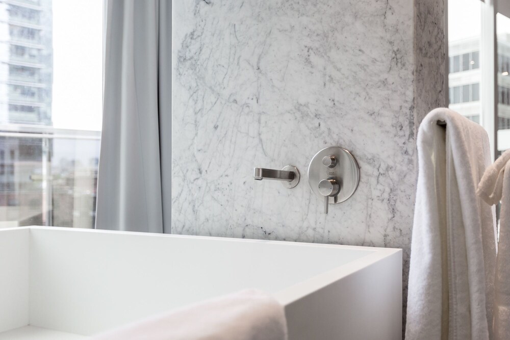 Deep Soaking Bathtub