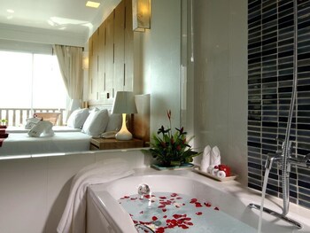 Deep Soaking Bathtub
