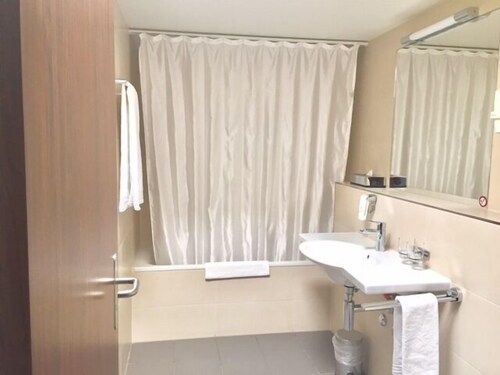 Business Room - Deep Soaking Bathtub