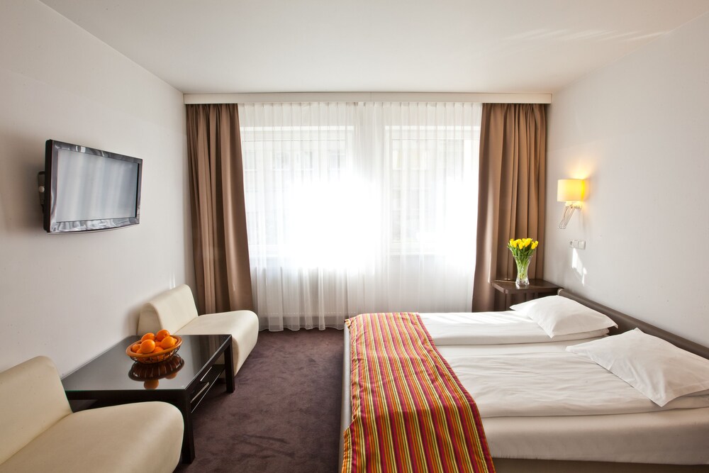 Standard Room, 1 Queen Bed - Living Area