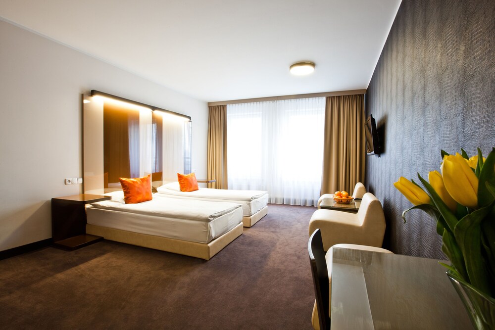 Deluxe Studio, 2 Twin Beds - Featured Image
