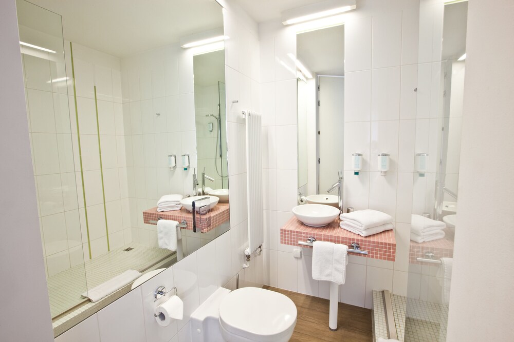 Standard Room, 1 Queen Bed - Bathroom