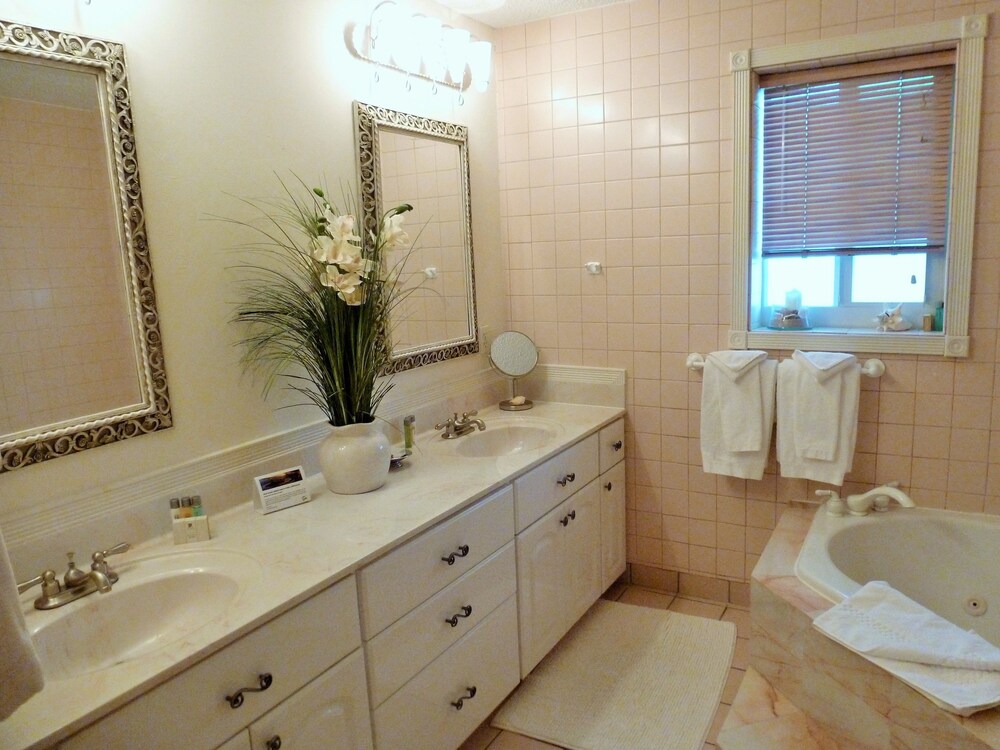 Santa Fe Suite - 2 bedroom 1 King Bed and 1 Queen Bed - Bathroom