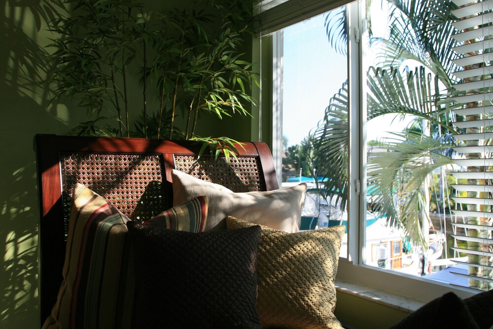Miami Classic - 2 Bedroom 1 King Bed and 1 Queen Bed - Living Room