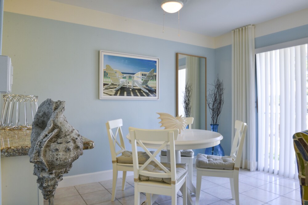 Capri - 1 Bedroom 1 King Bed - In-Room Dining