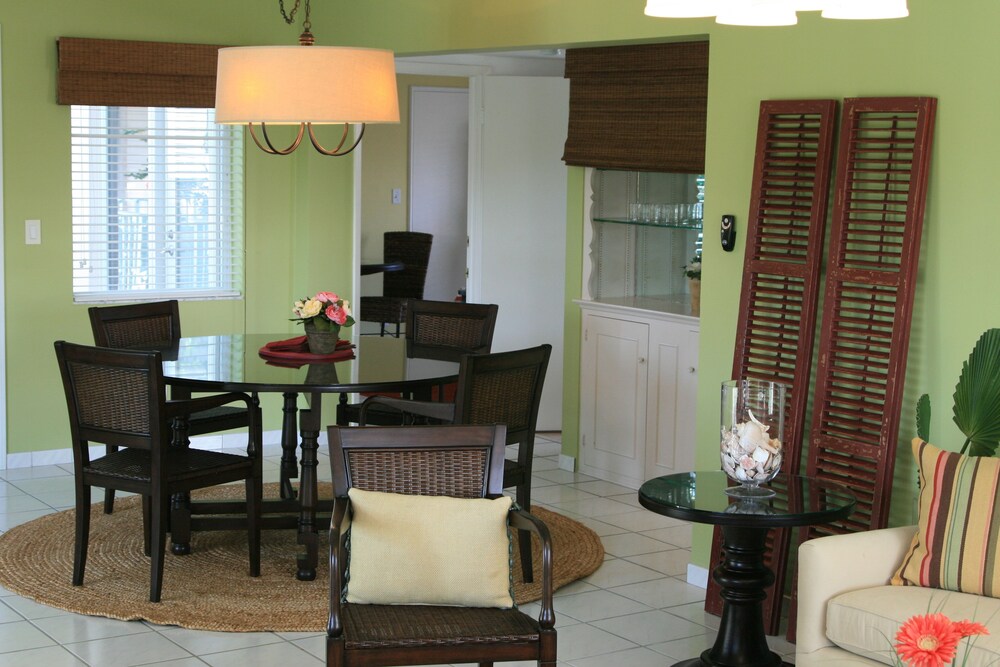 Miami Classic - 1 Bedroom 1 King Bed - In-Room Dining