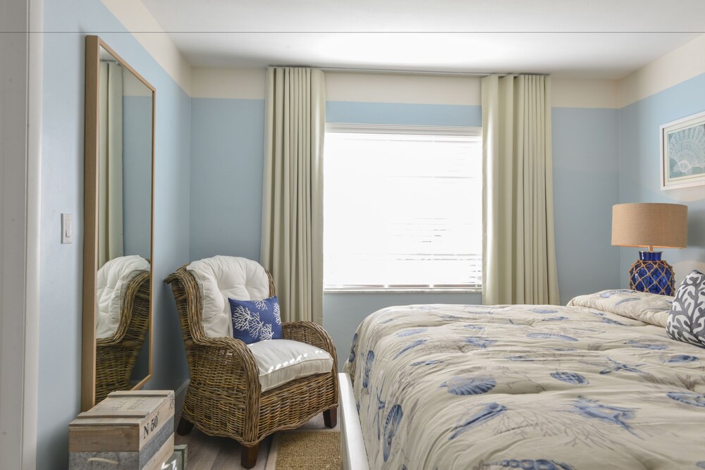 Capri - 1 Bedroom 1 King Bed - Guestroom