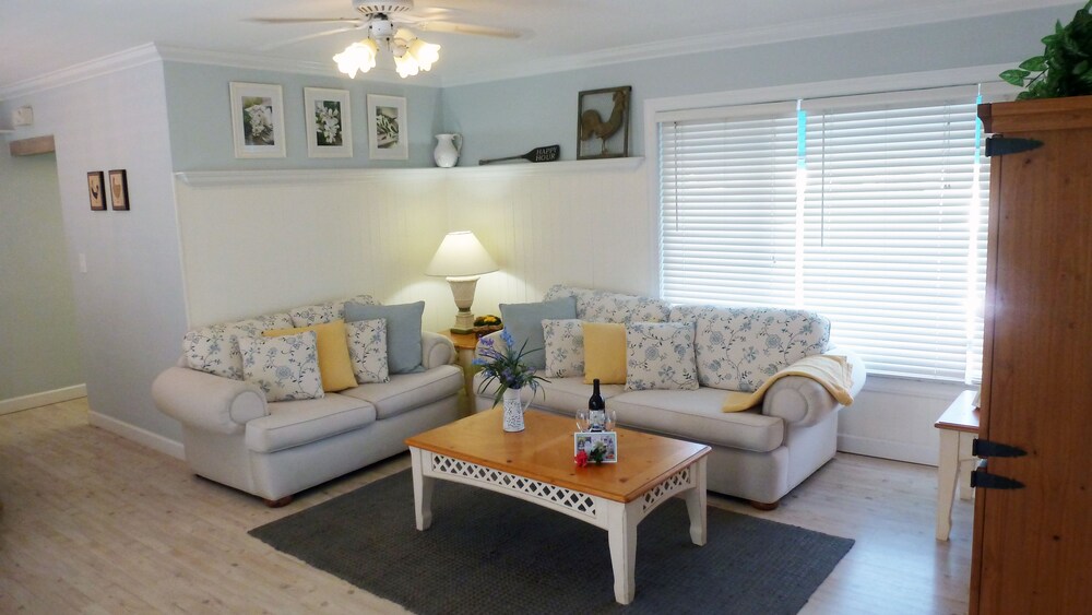 French Country - 2 Bedroom 1 King Bed and 1 Queen Bed - Guestroom