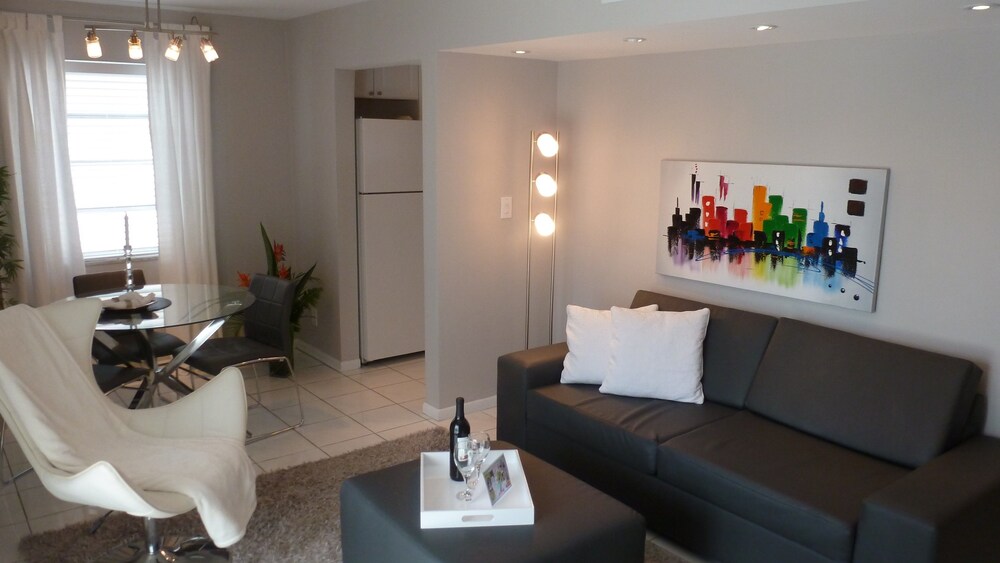 London - 1 Bedroom 1 King Bed - Living Area