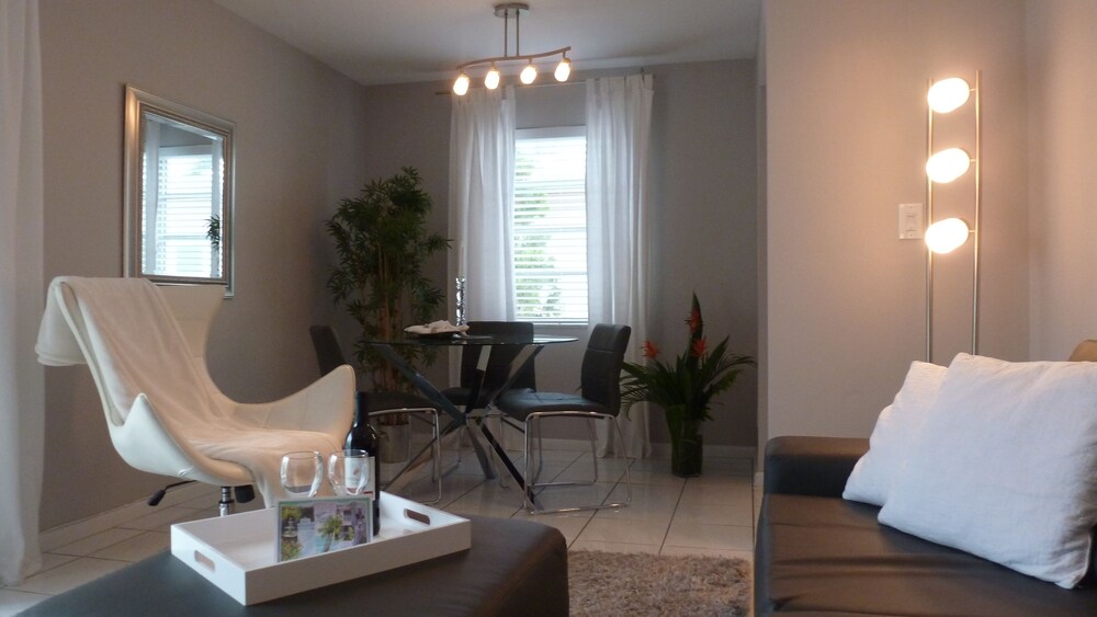 London - 1 Bedroom 1 King Bed - Living Area