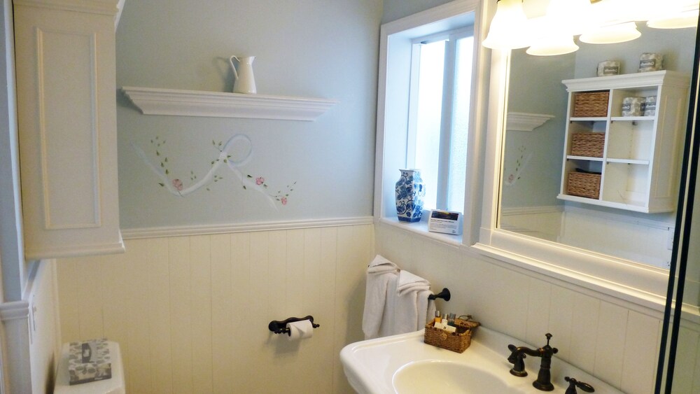 French Country - 2 Bedroom 1 King Bed and 1 Queen Bed - Bathroom