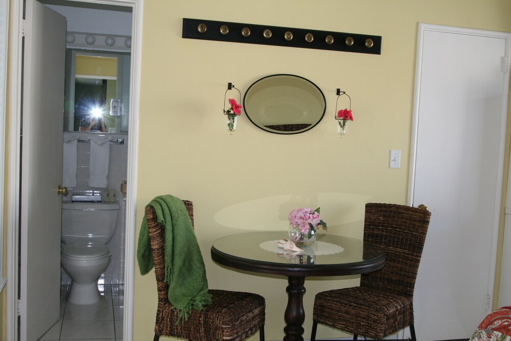 Miami Classic - 2 Bedroom 1 King Bed and 1 Queen Bed - Guestroom