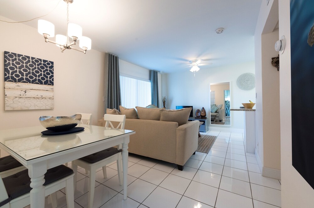 South Beach - 1 Bedroom 1 King Bed - Living Area