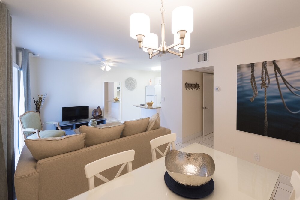 South Beach - 1 Bedroom 1 King Bed - Living Area