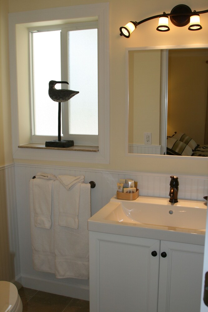 Island Delight - 2 bedroom 1 king bed and 2 twins beds - Bathroom