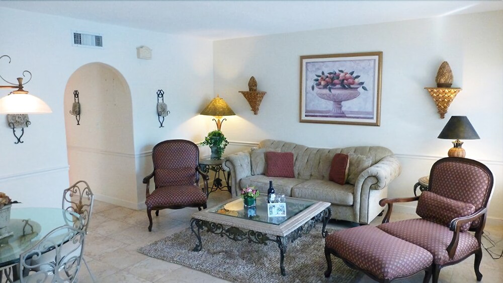 Italian - 1 Bedroom 1 King Bed - Living Room