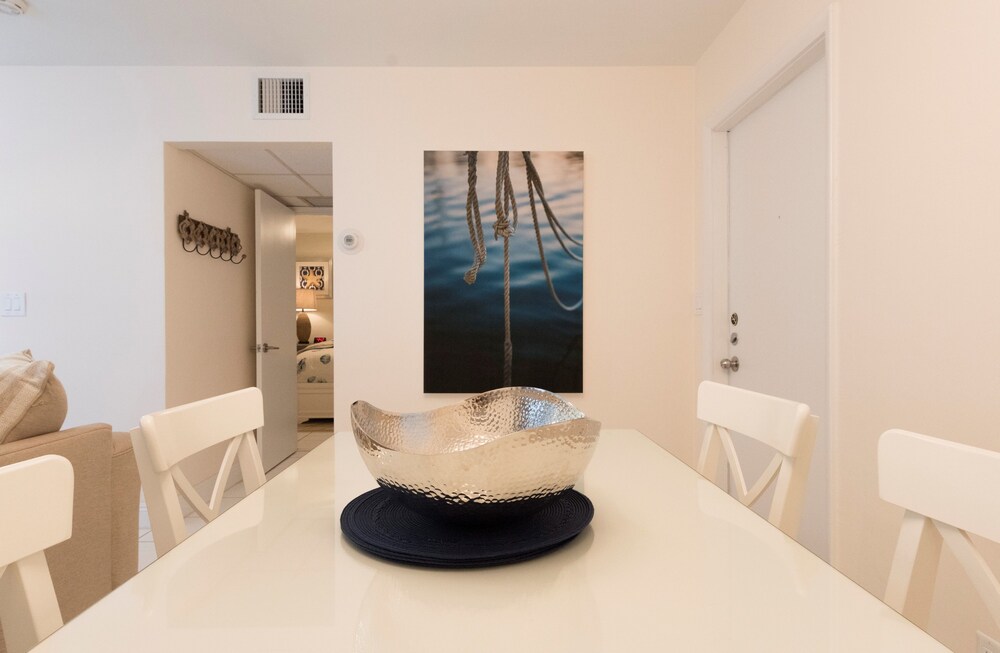 South Beach - 1 Bedroom 1 King Bed - In-Room Dining