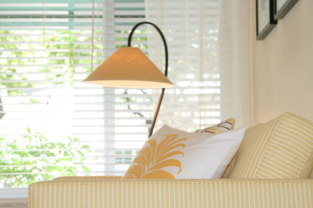 Island Delight - 2 bedroom 1 king bed and 2 twins beds - Living Area