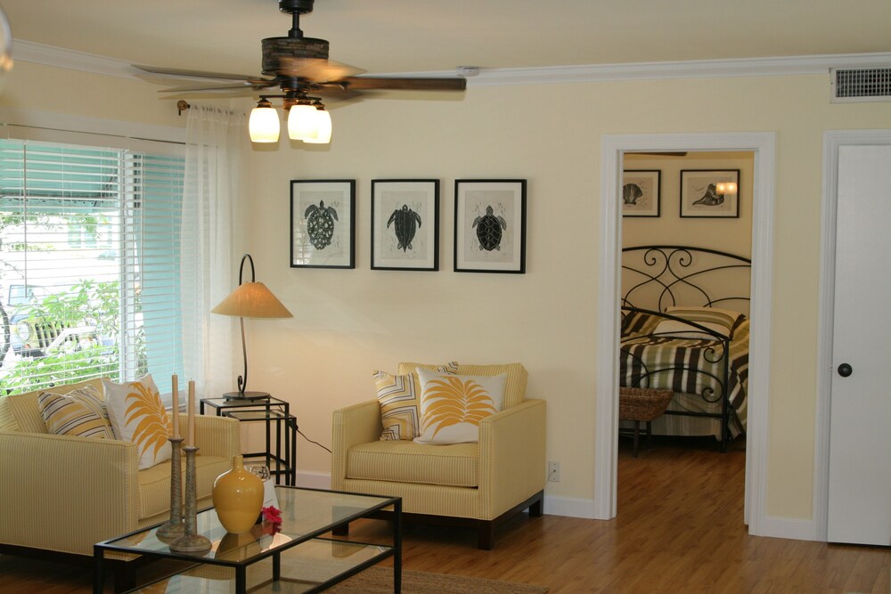 Island Delight - 2 bedroom 1 king bed and 2 twins beds - Living Room