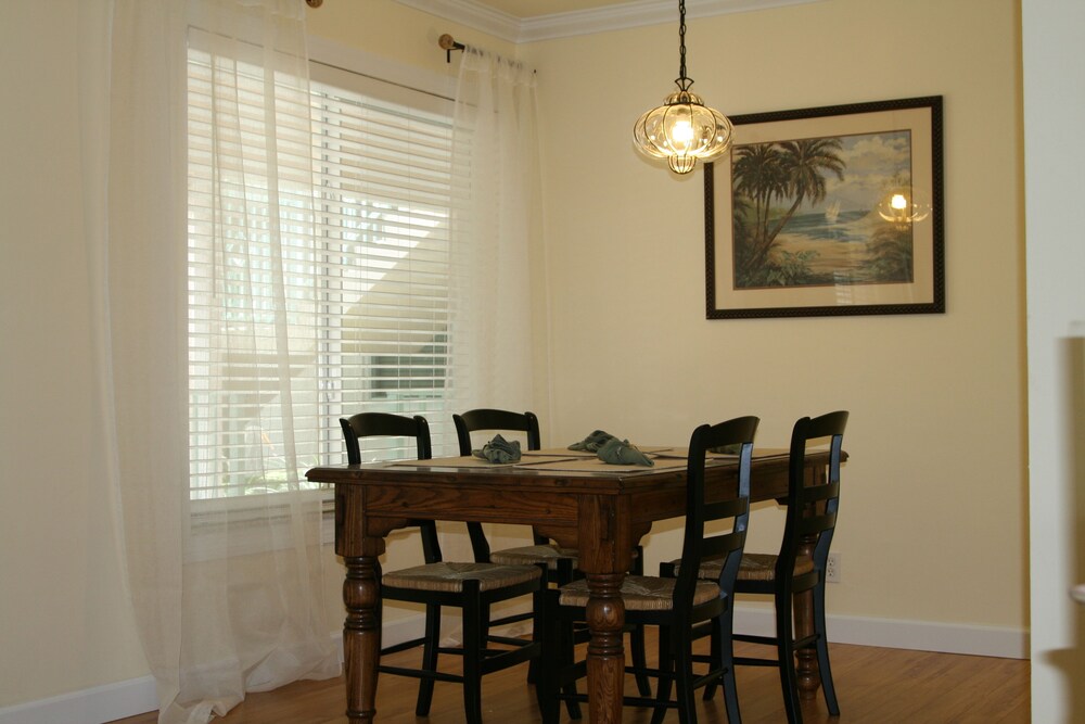 Island Delight - 1 bedroom 1 king bed - In-Room Dining