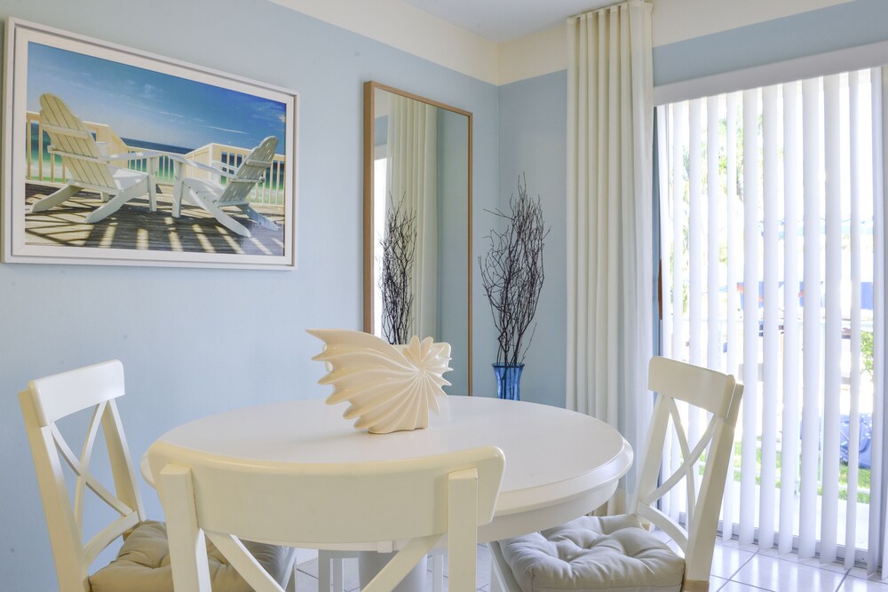 Capri - 1 Bedroom 1 King Bed - In-Room Dining