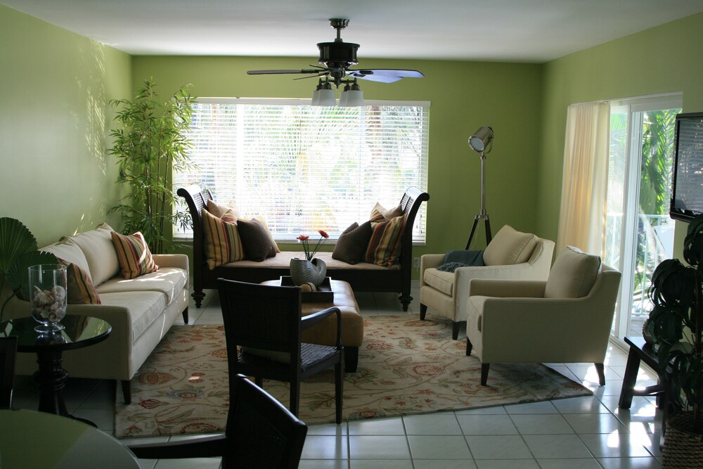 Miami Classic - 1 Bedroom 1 King Bed - Living Area