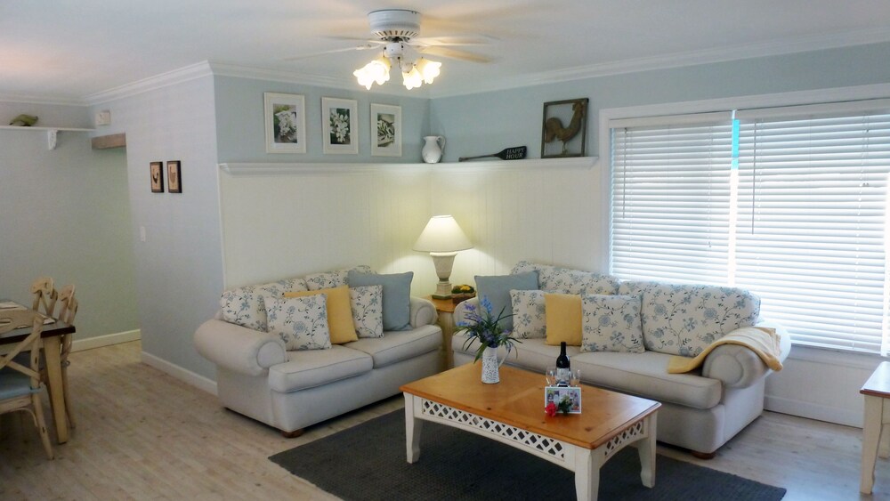 French Country - 1 bedroom 1 King bed - Guestroom