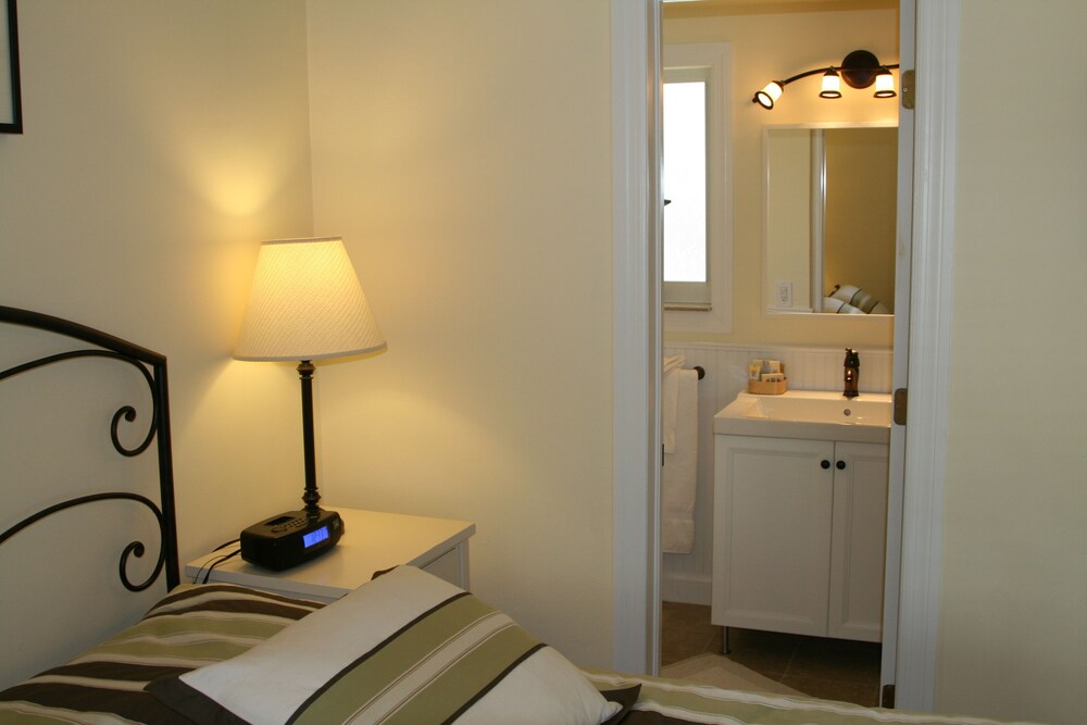 Island Delight - 2 bedroom 1 king bed and 2 twins beds - Guestroom