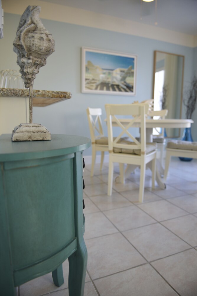 Capri - 1 Bedroom 1 King Bed - In-Room Kitchen