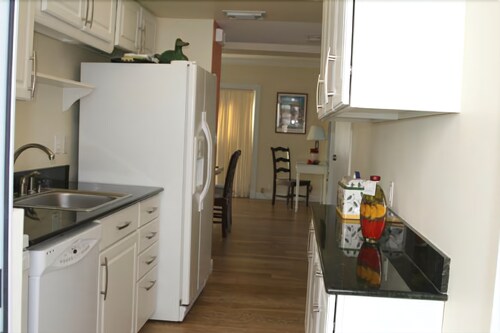 The Floridian - 1 Bedroom 1 King Bed - In-Room Kitchen