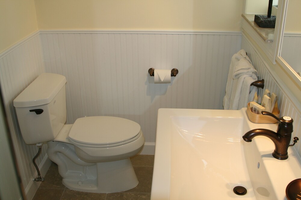Island Delight - 1 bedroom 1 king bed - Bathroom