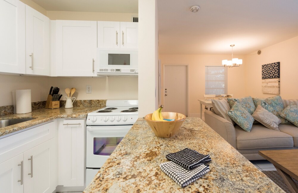 South Beach - 1 Bedroom 1 King Bed - In-Room Kitchen