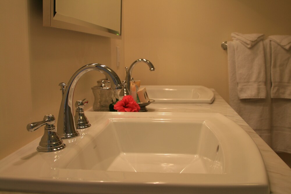 The Floridian - 1 Bedroom 1 King Bed - Bathroom