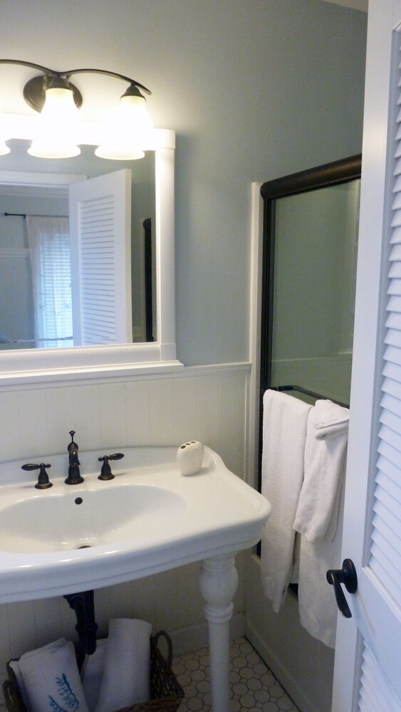 French Country - 2 Bedroom 1 King Bed and 1 Queen Bed - Bathroom
