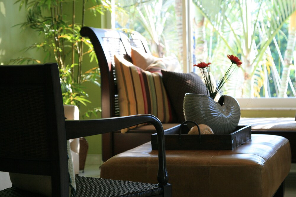 Miami Classic - 1 Bedroom 1 King Bed - Living Area