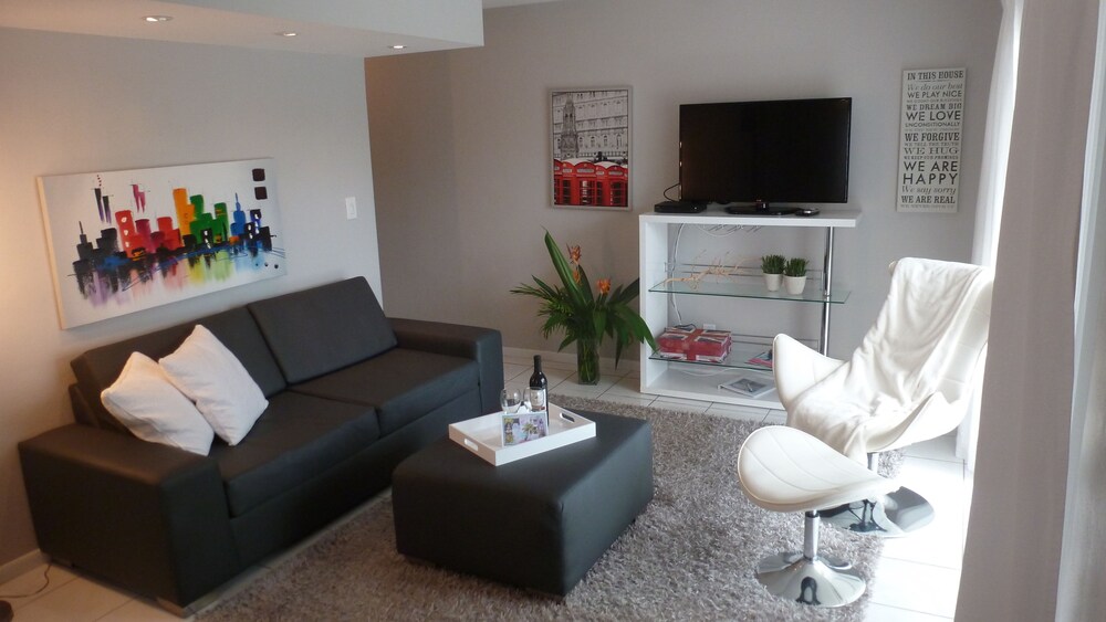 London - 1 Bedroom 1 King Bed - Living Area