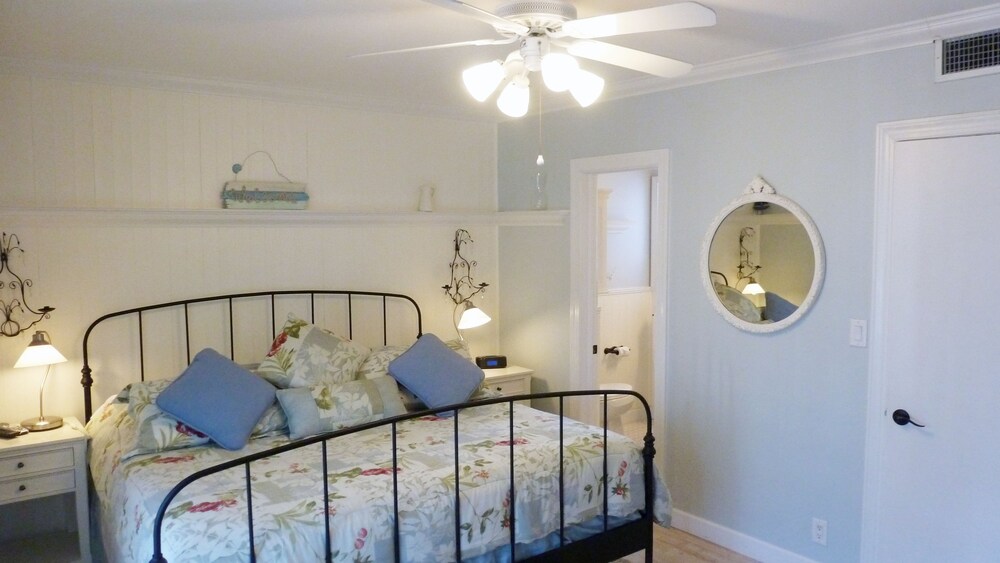 French Country - 2 Bedroom 1 King Bed and 1 Queen Bed - Guestroom