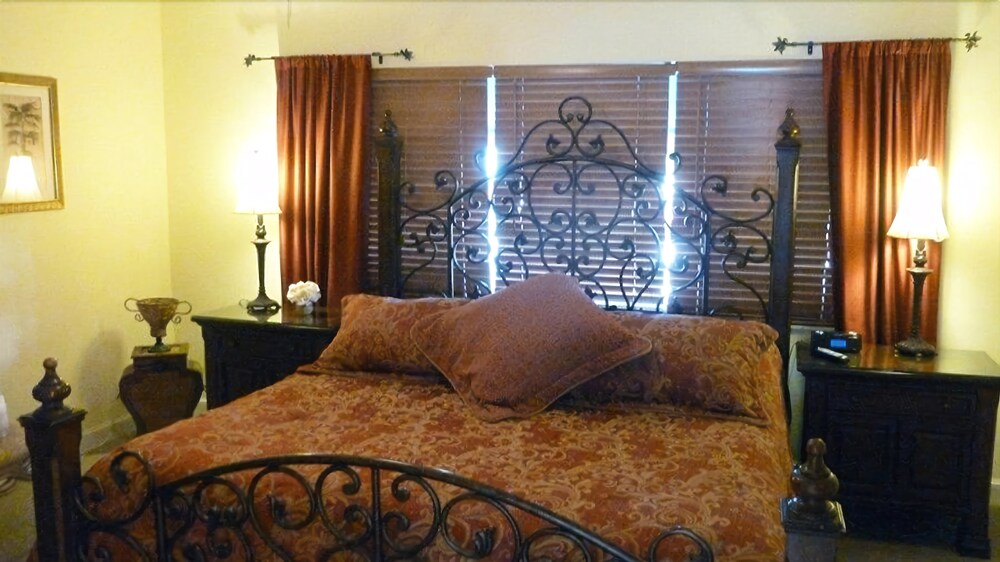 Italian - 1 Bedroom 1 King Bed - Guestroom
