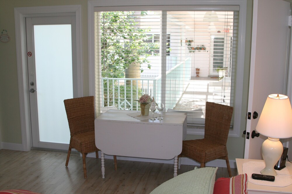 French Country - 2 Bedroom 1 King Bed and 1 Queen Bed - Guestroom