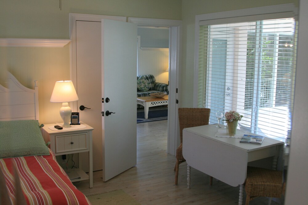 French Country - 2 Bedroom 1 King Bed and 1 Queen Bed - Guestroom