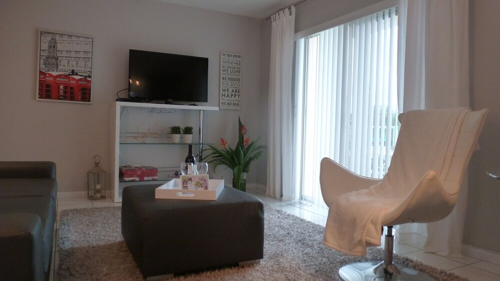London - 1 Bedroom 1 King Bed - Living Area