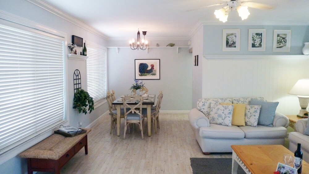 French Country - 1 bedroom 1 King bed - Guestroom