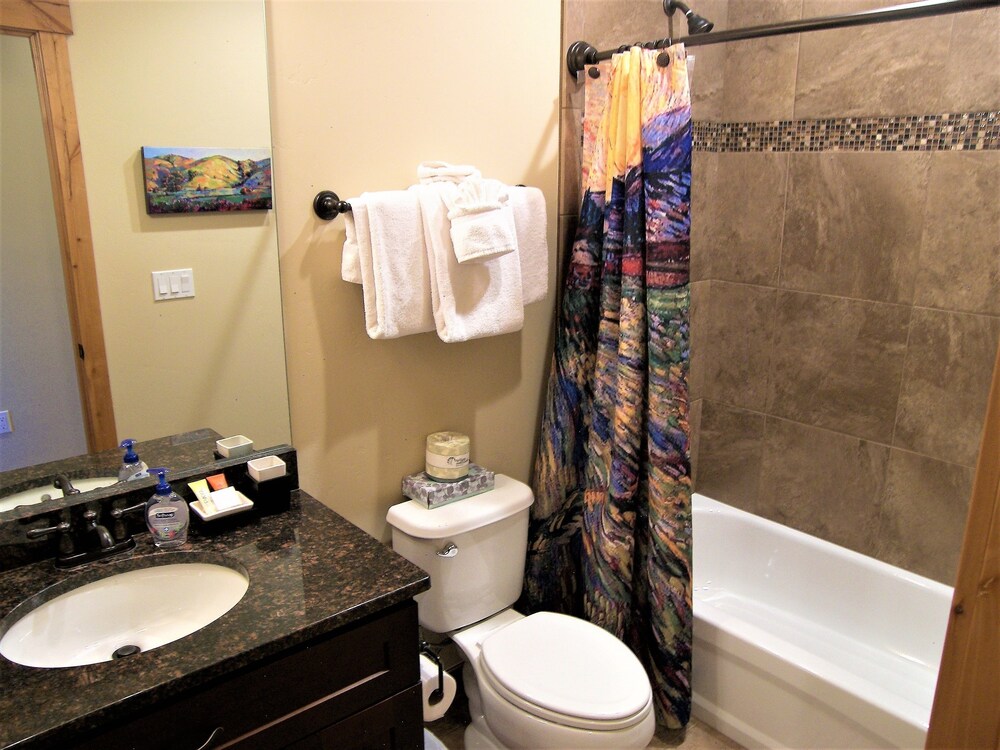 Deluxe Condo, 3 Bedrooms - Bathroom