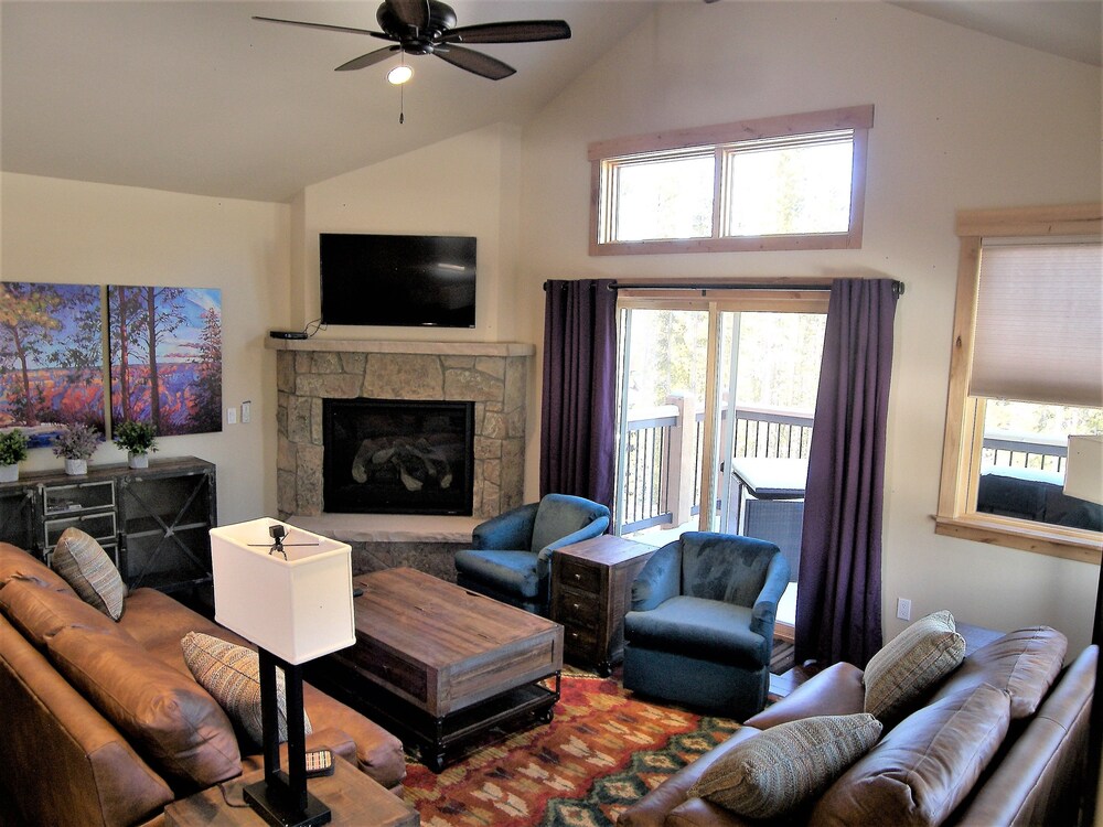 Deluxe Condo, 3 Bedrooms - Living Area