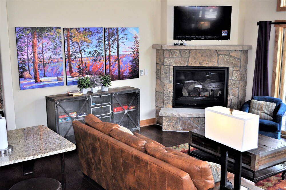 Deluxe Condo, 3 Bedrooms - Living Room
